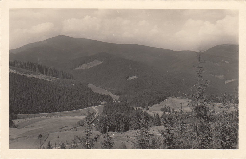 Blick vom Gruň gegen Lissa. - Pohled na Lysou horu s Gruně.