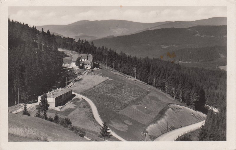MORAVSKOSLEZSKÉ BESKYDY - Chata Třeštík, v pozadí Radhošť