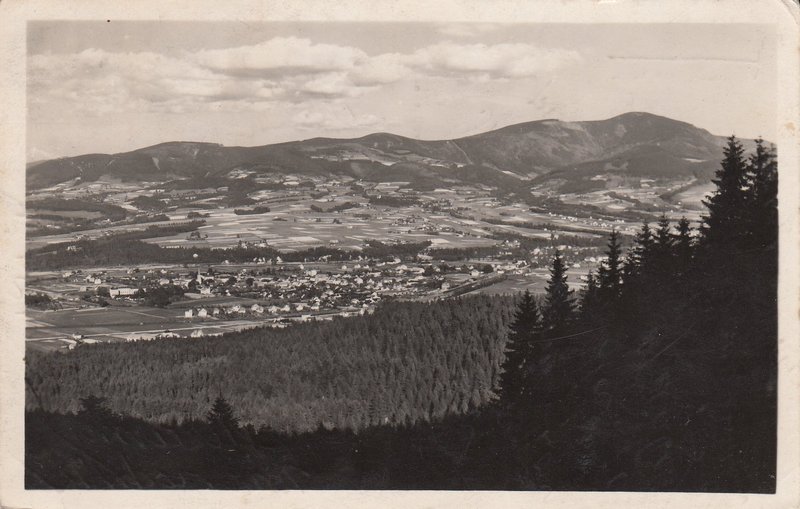 V pozadí Lysá hora.