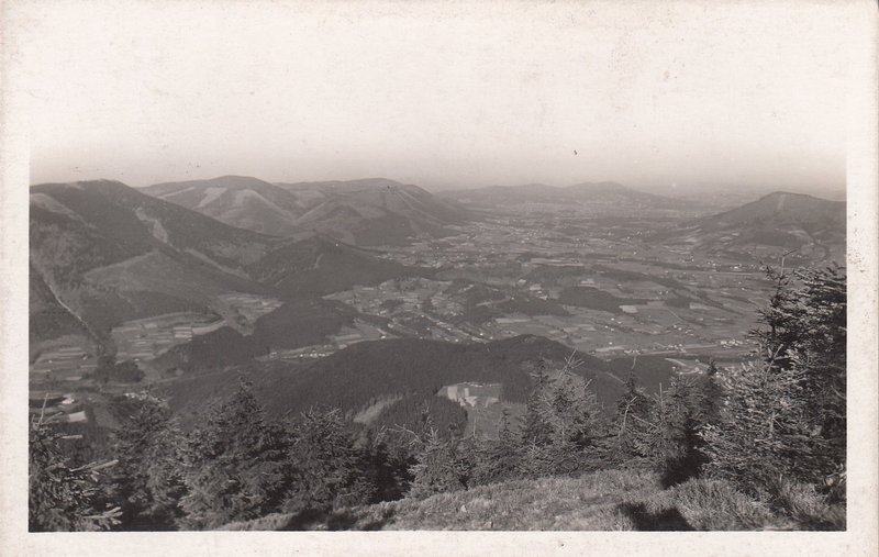 Pohled s vrcholku Lysé hory na Radhošťské Beskydy, Skalku a Ondřejník