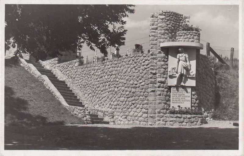 Staré Hamry. - Pomník Maryčky Magdonové.