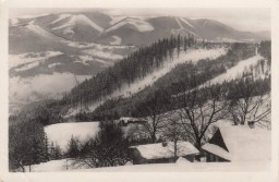 „U Moravců” na Lakšinci. Pohled na Radhošťské Beskydy.