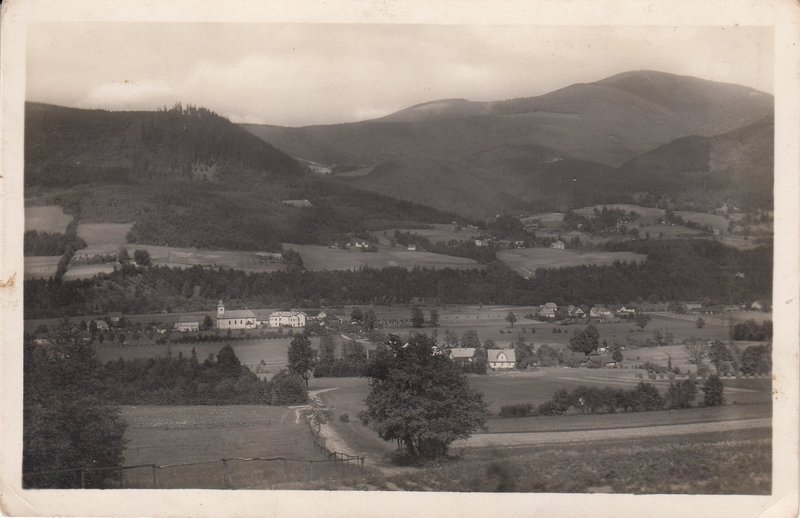 Letovisko Ostravice s Lysou horou (1325 m) v pozadí