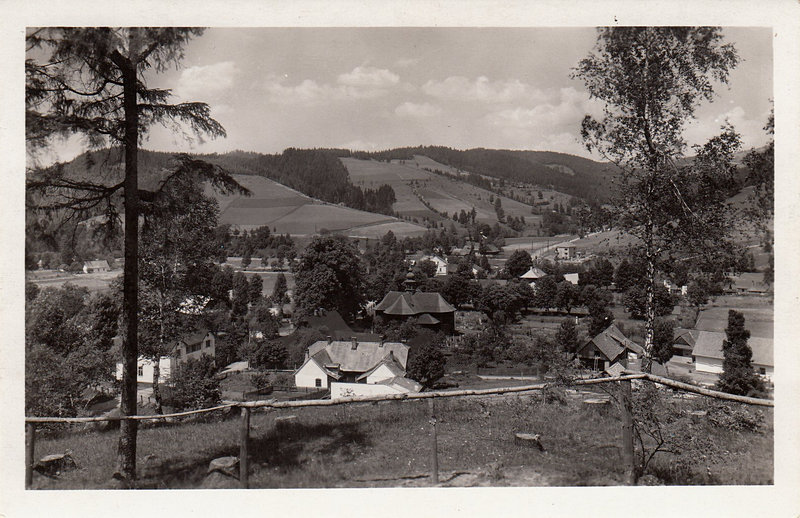 VELKÉ KARLOVICE u kostela - Pohled s Bukorýšky