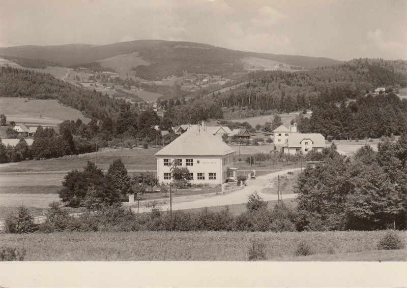 BESKYDY - Prostřední Bečva, národní škola, v pozadí Radhošť