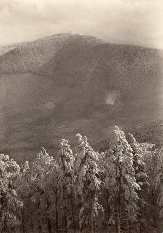 MORAVSKOSLEZSKÉ BESKYDY - Výhled z Velkého Javorníka na vrchol památného Radhoště (1129 m).