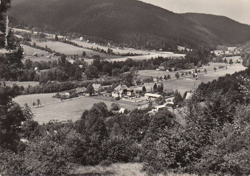 KRÁSNÁ - Moravskoslezské Beskydy - Střed obce se školou a pionýrským táborem Družstevník.