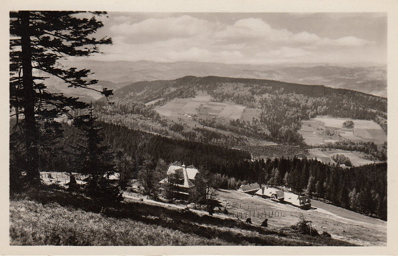 VELKÉ KARLOVICE - Velký Javorník 1071 m vzadu Vsatské Beskydy
